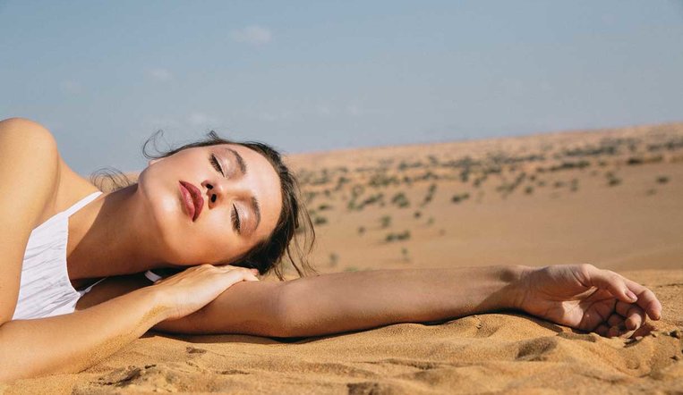 Chanel تأخذنا برحلة إلى الصحراء مع مجموعة مكياج ربيع وصيف 2020