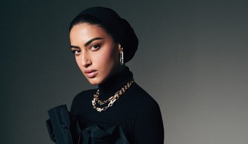 بالفيديو خبيرة التجميل السعودية يارا النملة تتألق بمجوهرات .Tiffany & Co