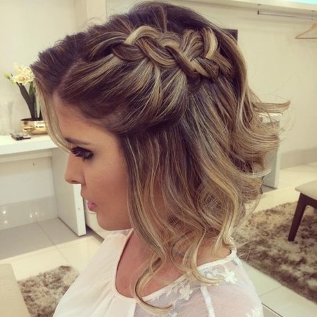 03-wavy-short-hair-with-a-large-braid-on-one-side-for-a-chic-look.jpg