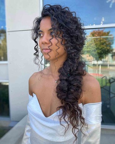 perfect-bridesmaid-curls-side-swept-hairstyle.jpg