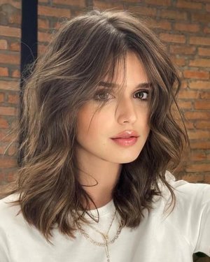 قصة_شعر_متوسطة_الطول_وايڤي_wavy_shoulder_length_hair.jpg