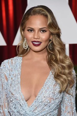 Long, Wavy Layers With Boosted Side Bangs مع Chrissy Teigen.jpg