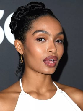 Yara Shahidi بمكياج طبيعي جداً.jpg