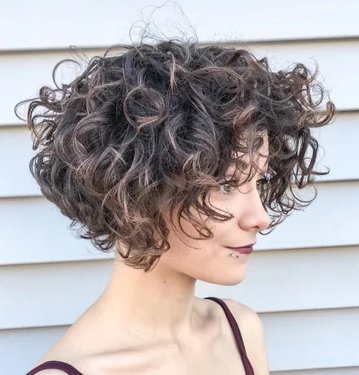 تسريحة Jaw-Length Curly Messy Bob.jpg