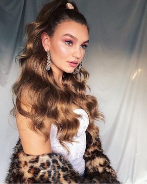 تسريحة High ponytail with waves.jpg