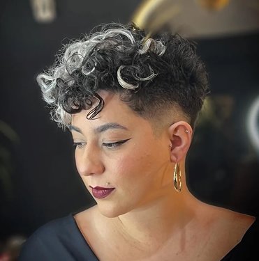 تسريحة Curly Pixie with Edgy Undercut.jpg