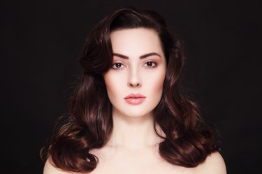 تسريحة Brunette curls.jpg