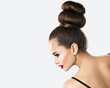 تسريحة Retro-Inspired Beehive.jpg