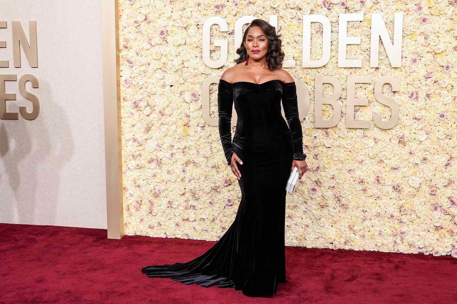 Angela Bassett went for classic glamour at the Golden Globe Awards 2024.jpg