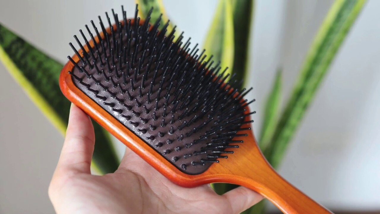 Aveda wooden paddle brush للشعر الخشن.jpg