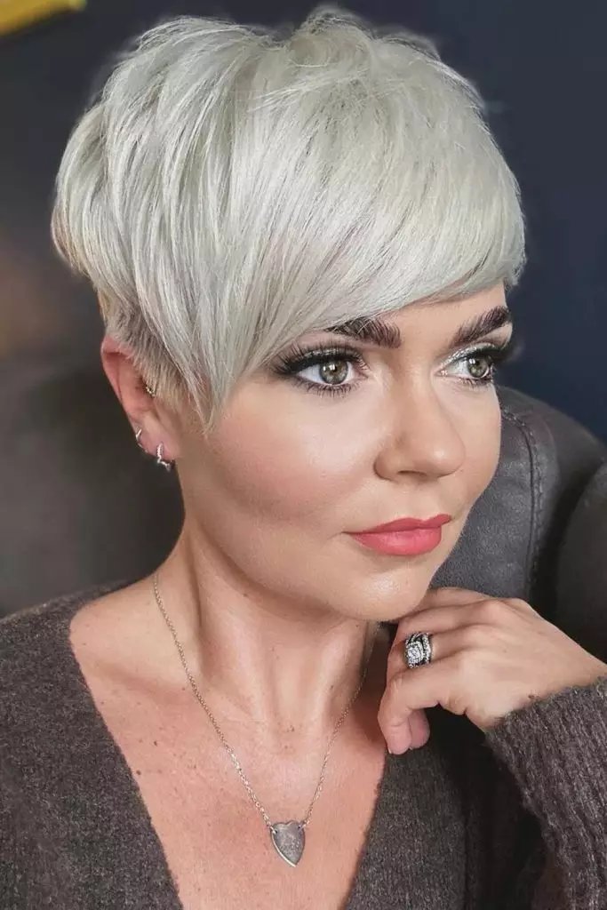 تسريحة Modern Cut with Bold Side Bangs.jpg