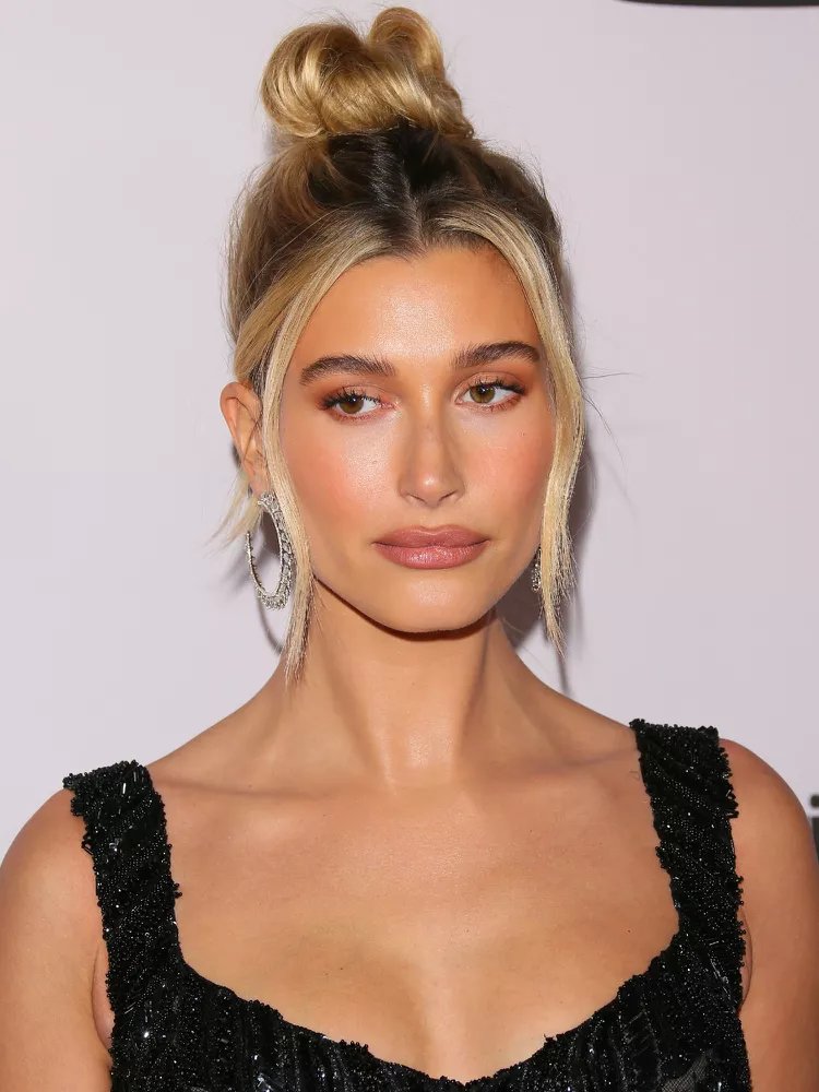 Hailey Bieber بمكياج ناعم وخفيف.jpg