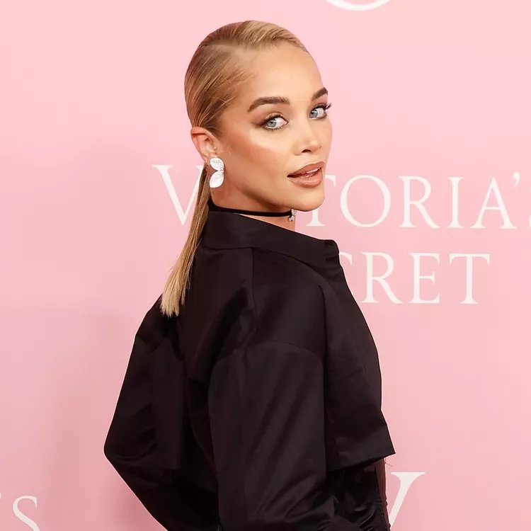 تسريحة Sleek Side-Part Low Pony.jpg