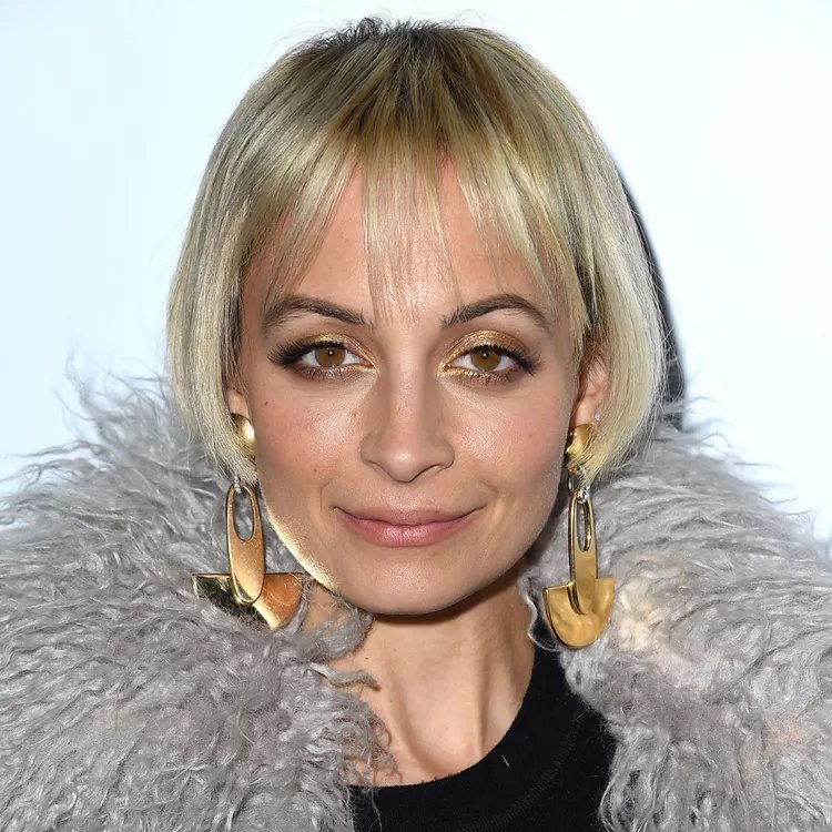 تسريحة Blunt Bob With Wispy Bangs مع Nicole Richie.jpg