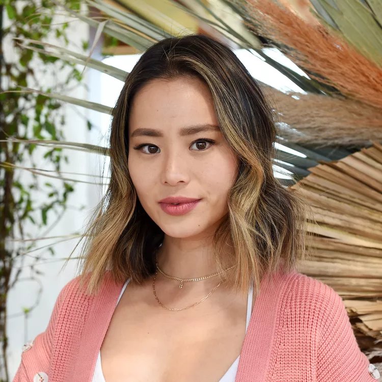 تسريحة Blunt Shoulder-Length مع Jamie Chung.jpg