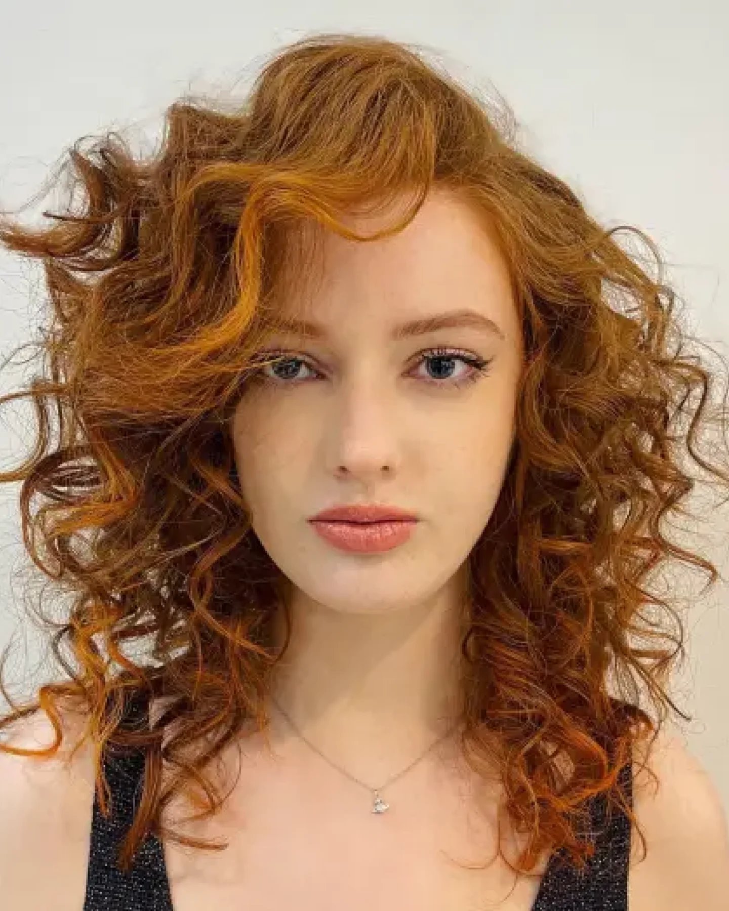 قصة Curly hair with a side part.jpg