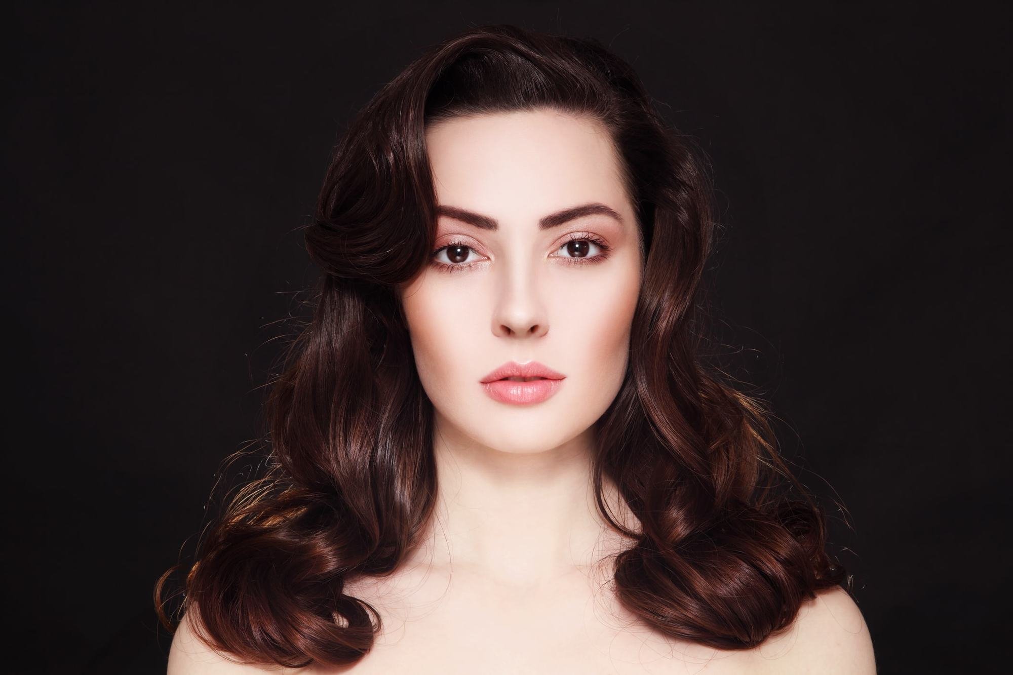 تسريحة Brunette curls.jpg