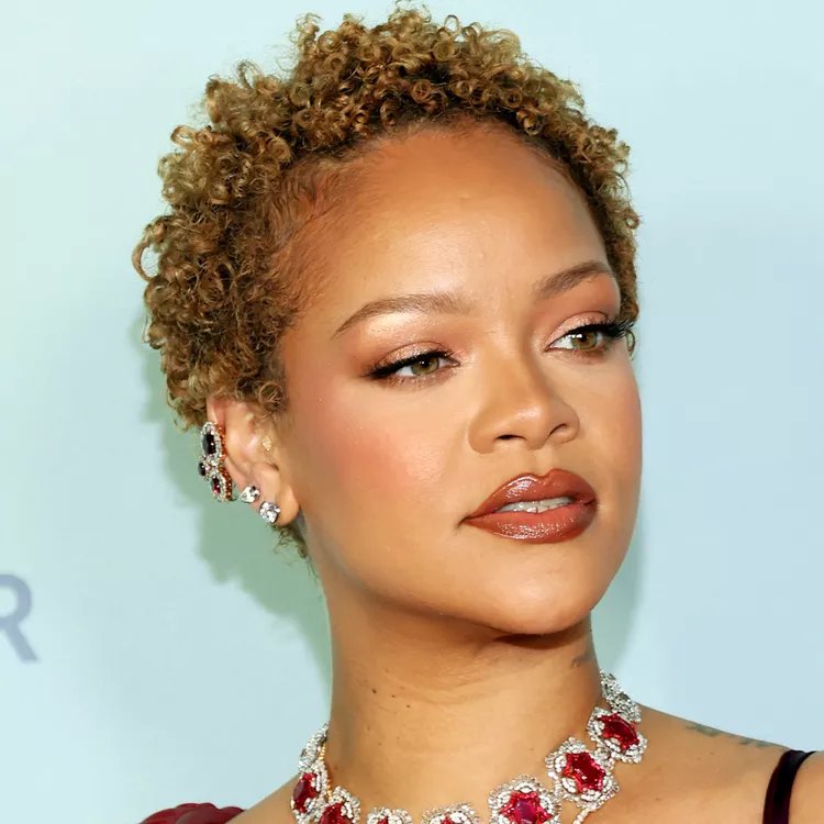 تسريحة Golden Blonde Curls.jpg