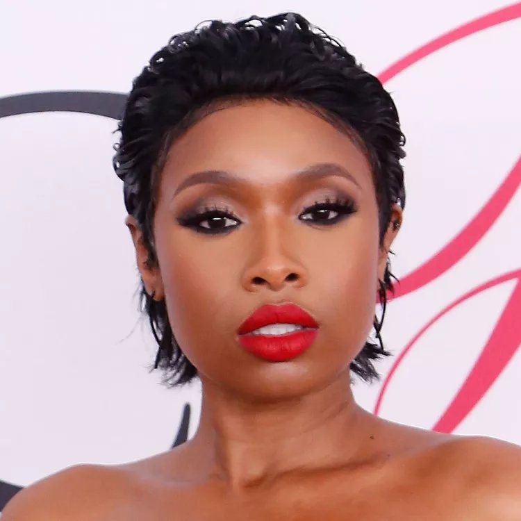 تسريحة Slicked-Back Bob.jpg