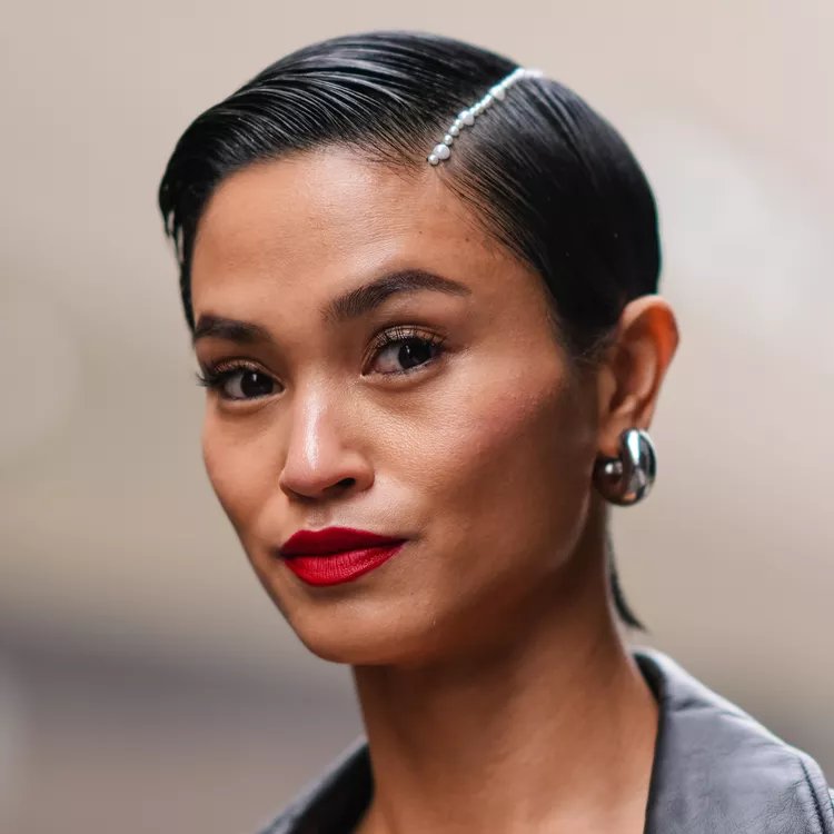 تسريحة Slicked-Back Pearly Pixie.jpg