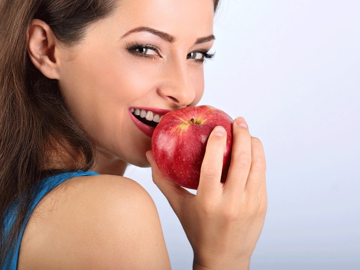 Яблоко едят до еды или после. Яблоко здоровья. Яблоки для кишечника. Вредное яблоко. Шоу здоровье яблоко.