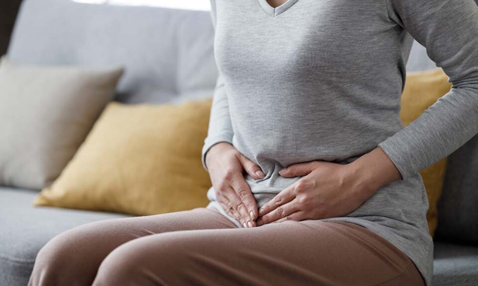 هل نزول قطع دم مع الدوره خطير؟