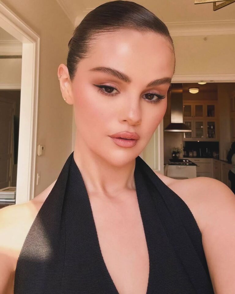 بعد سنوات، سيلينا غوميز تعود بقصة الغرة العريضة