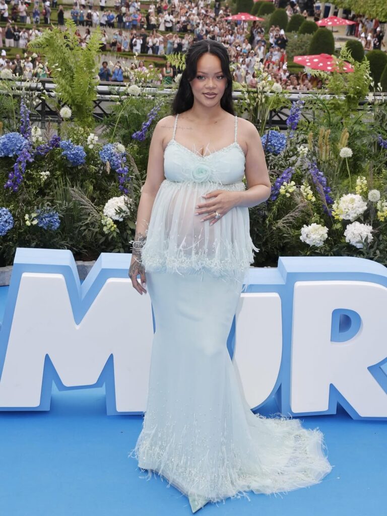 ريهانا في العرض العالمي الأول لفيلم السنافر Smurfs