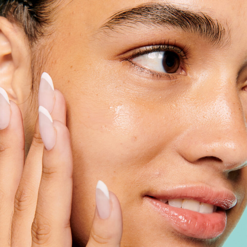 Benefit Cosmetics تكشف عن منتج مثالي للترطيب وتقليل المسام