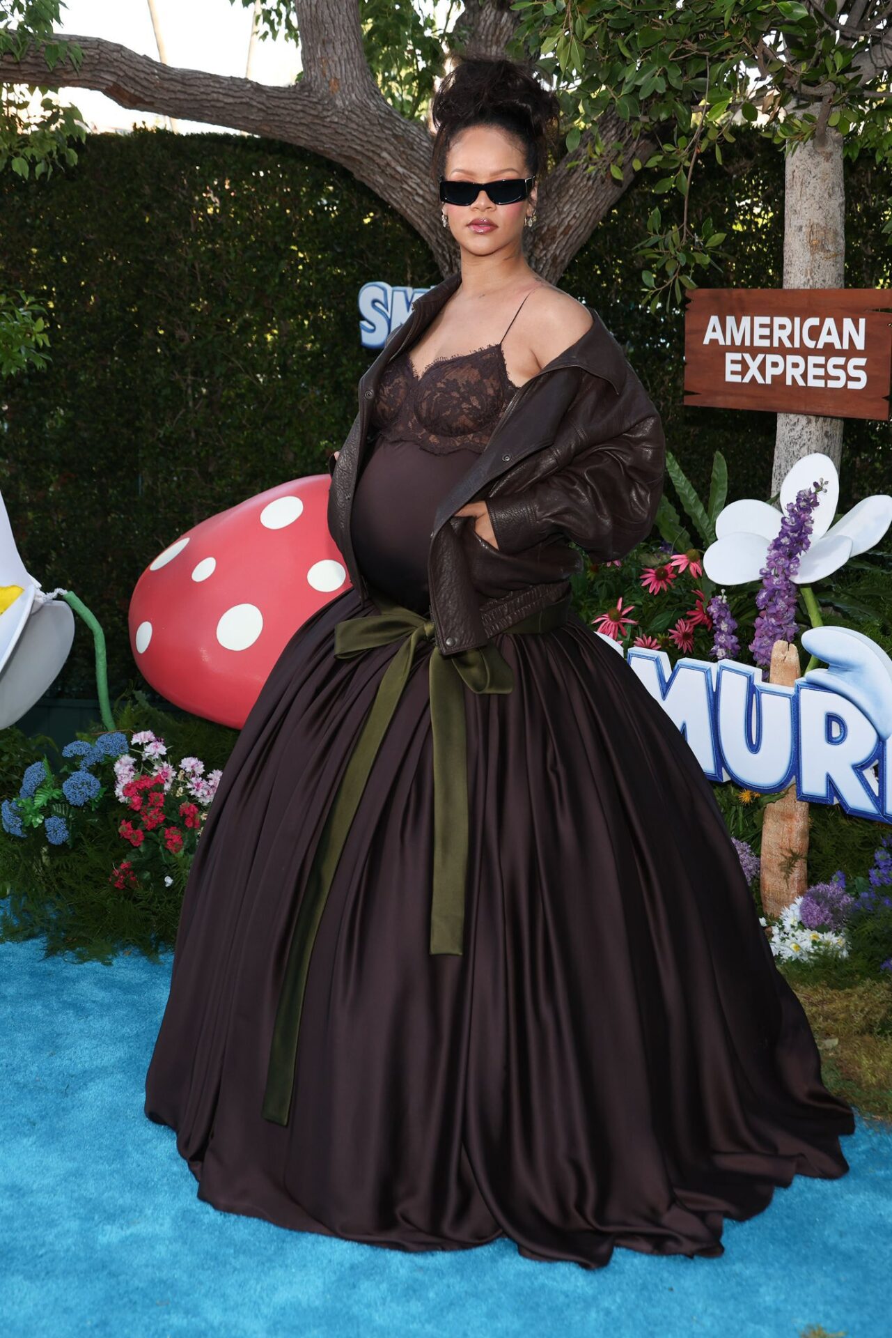 ريهانا تتألق في العرض الأول لفيلم "السنافر" برفقة طفليها وحملها الثالث