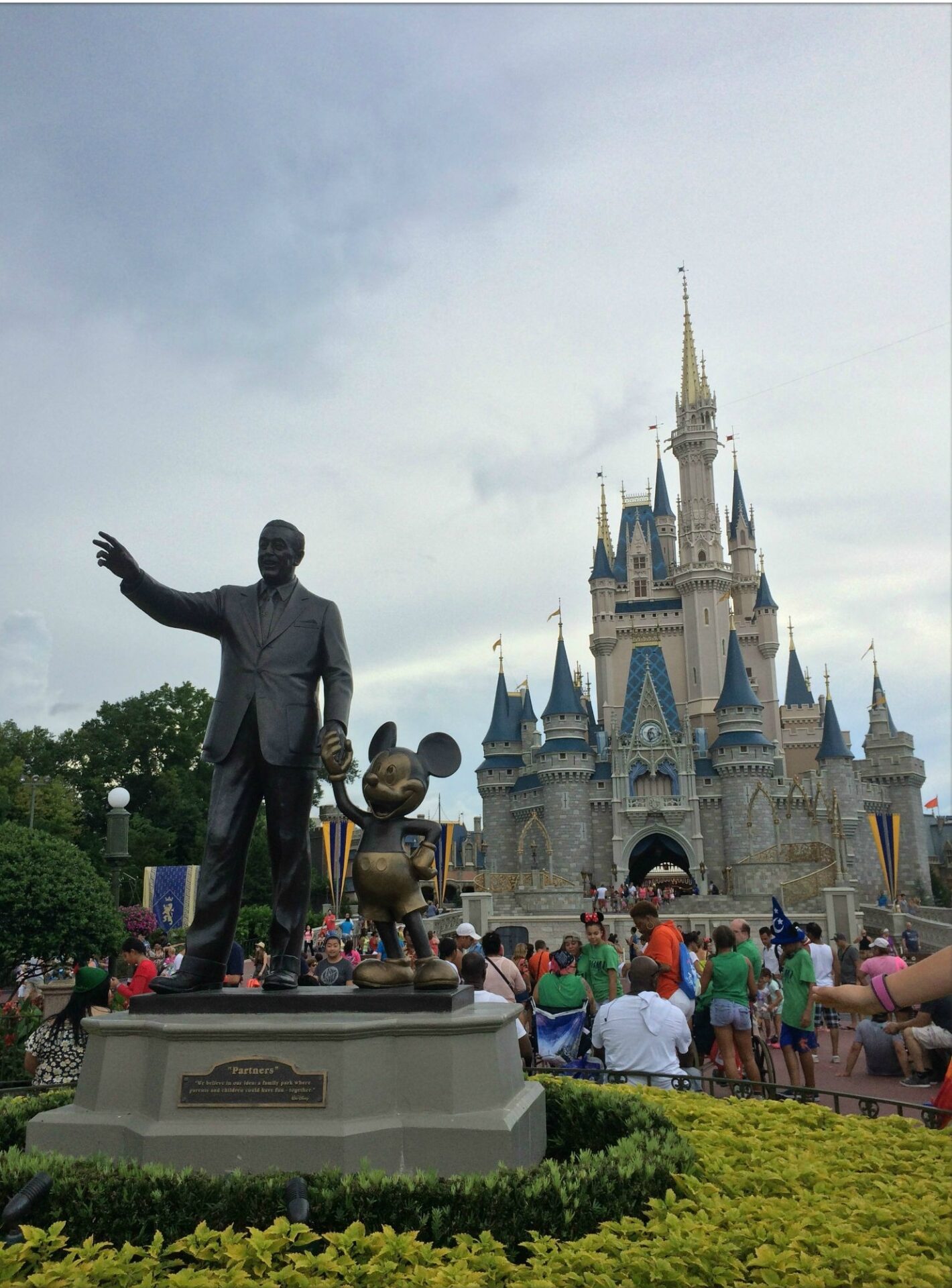 اكتشفي اكبر ديزني لاند في العالم!