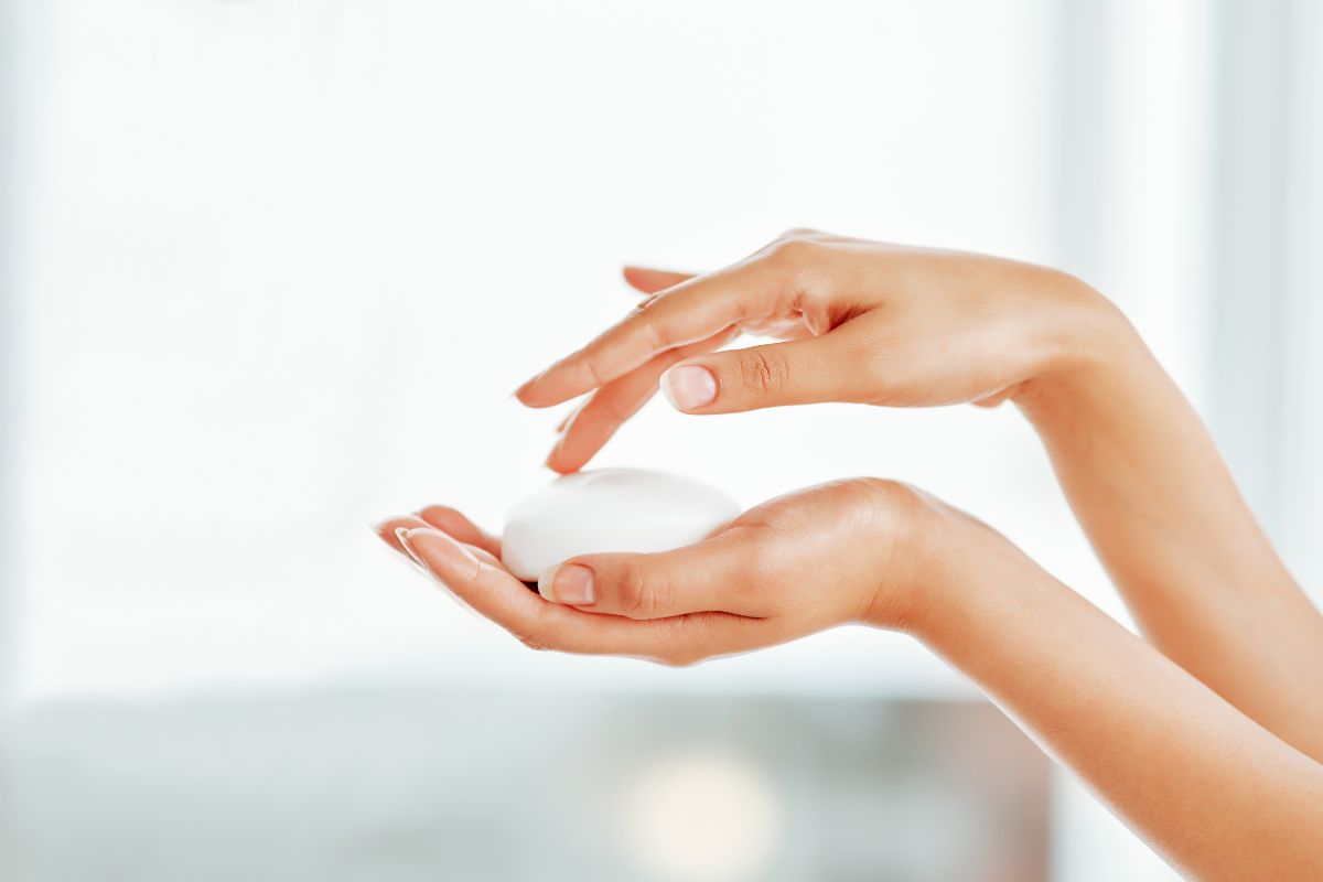 تقشر جلد الاصابع: الأسباب، الأعراض، والعلاج