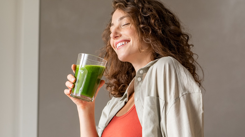 افضل مشروب اول ايام الدوره: راحة طبيعية وتوازن صحي!