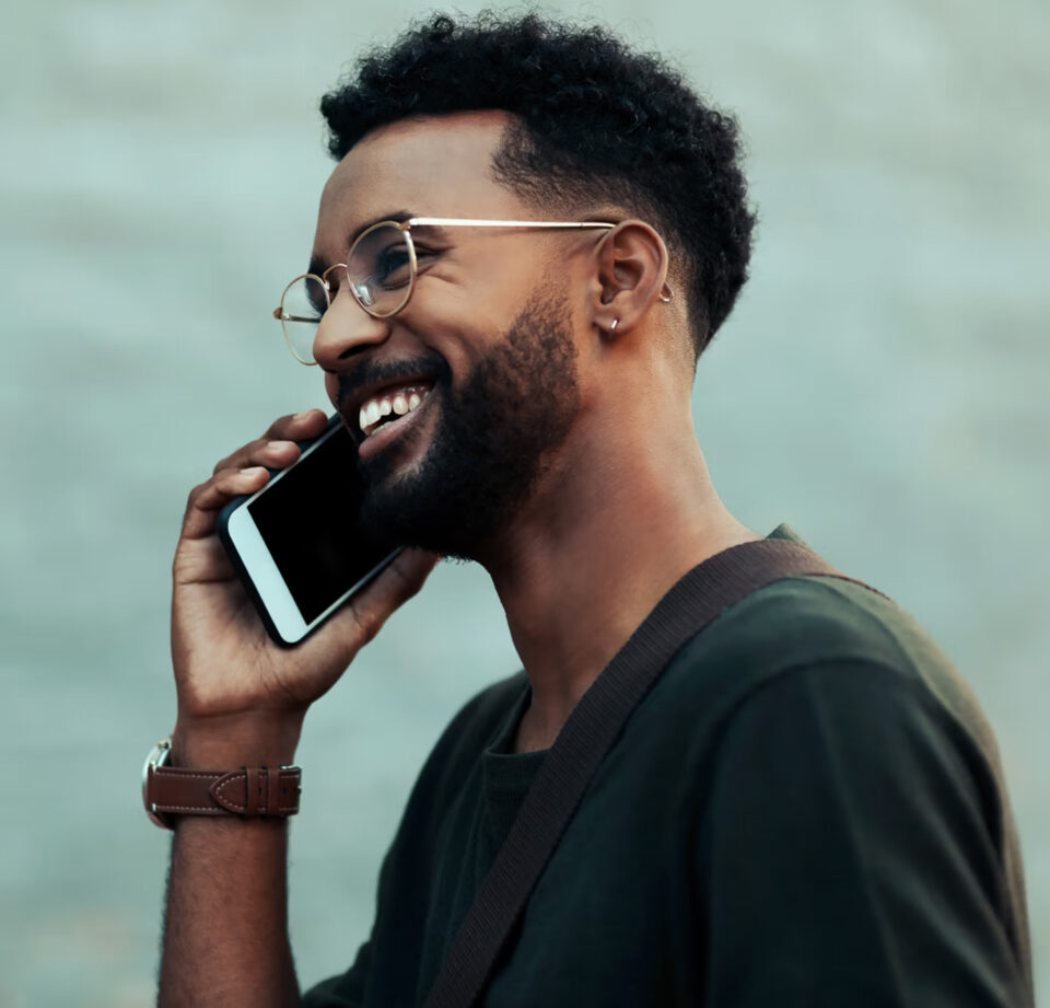 10 علامات تدل على أنه يفكر بك وهو بعيد... حين يغيب جسده ولا يغيب قلبه!