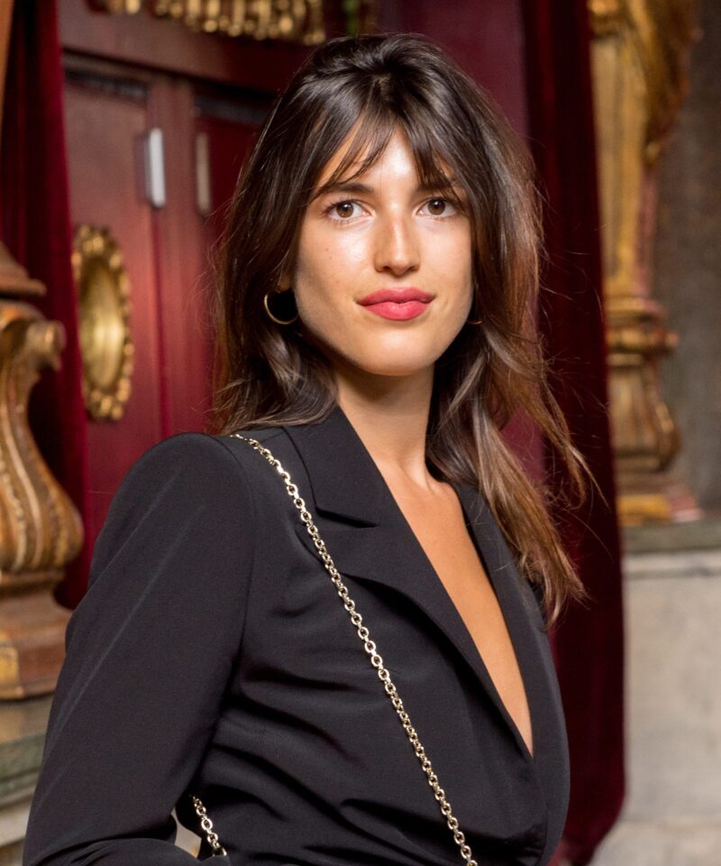 الغرة الفرنسية: لمسة أنثوية خالدة تتجاوز الزمن