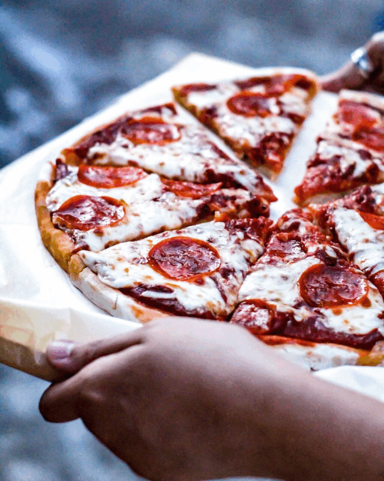 هل تبحثين عن طريقة تحضير بيتزا سهلة في 5 دقائق؟ إليك الحل!