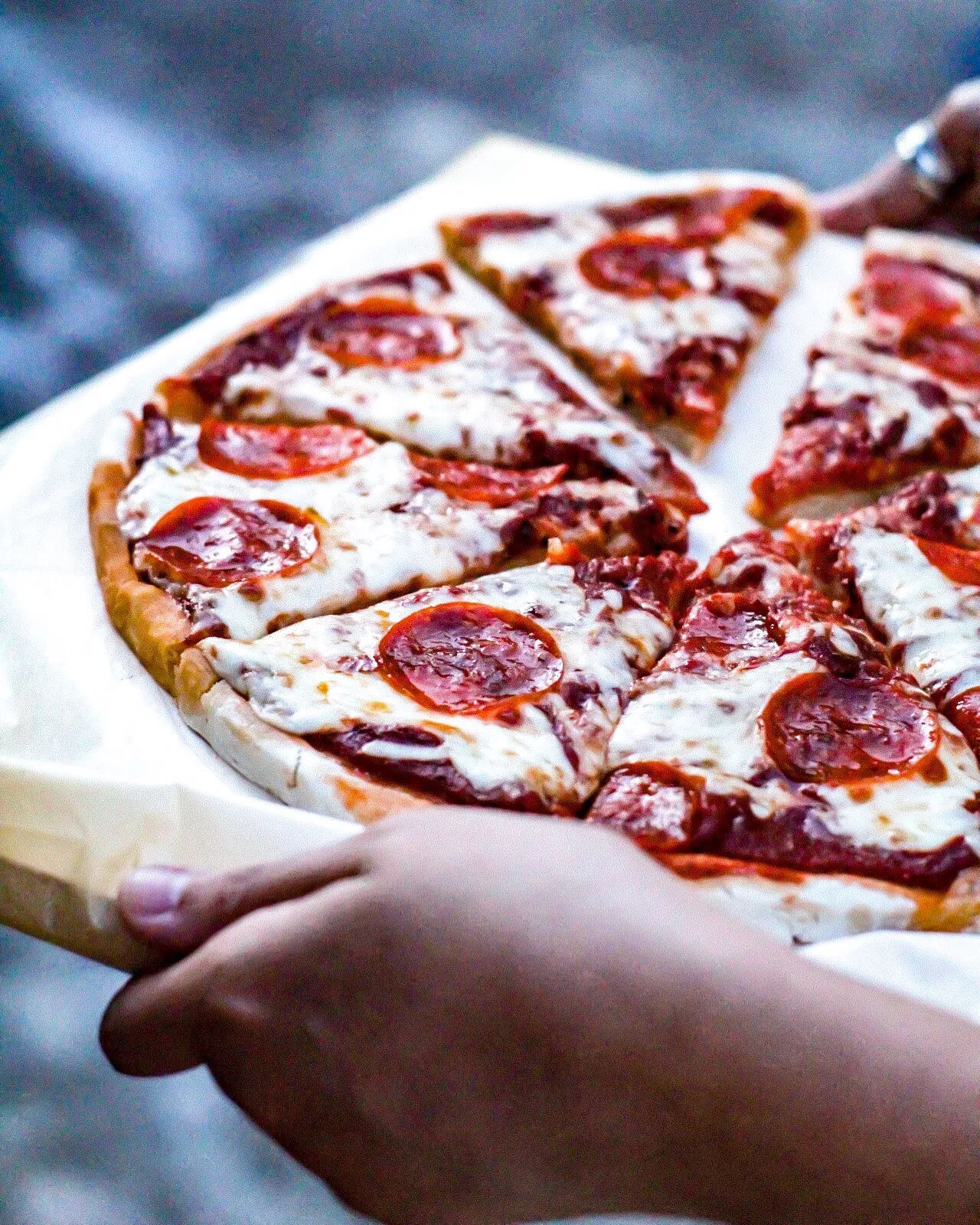 هل تبحثين عن طريقة تحضير بيتزا سهلة في 5 دقائق؟ إليك الحل!