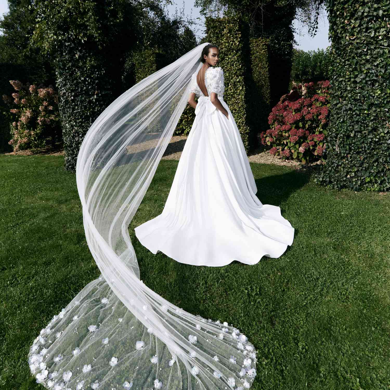 ما تفسير حلم العروس بالفستان الابيض؟