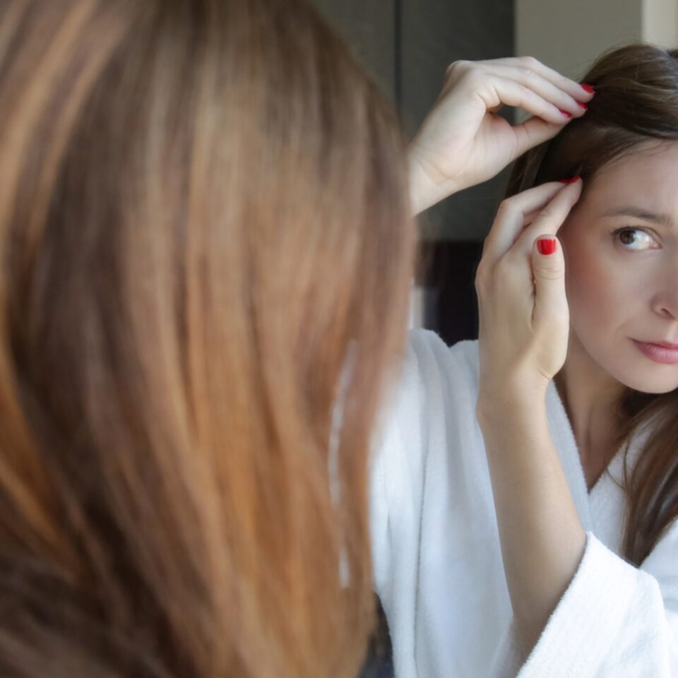 ما هي اسباب قشرة الشعر وكيف تتخلصين منها؟