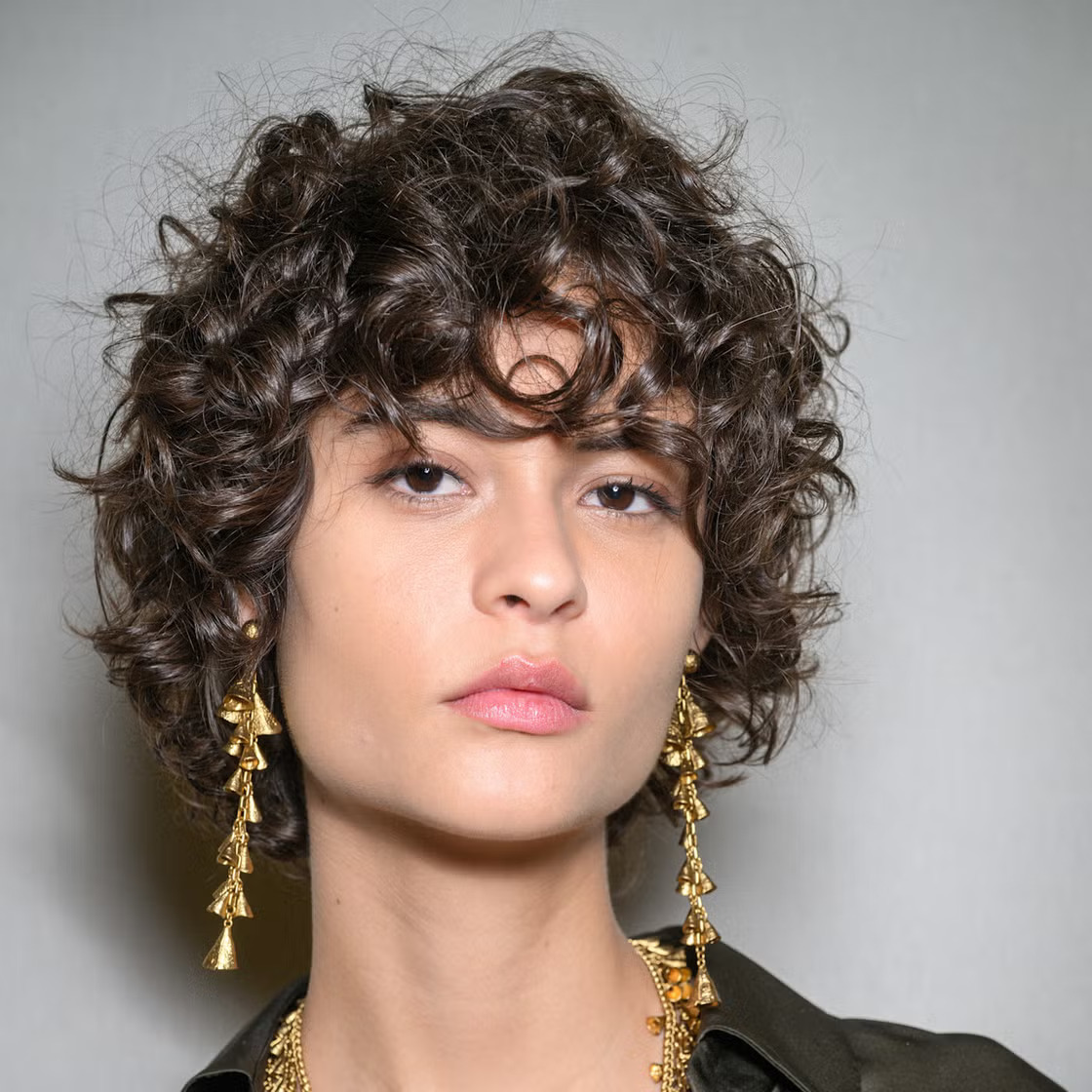 خطوات قص الغرة مدرج لتجديد شخصي وبساطة جذابة!