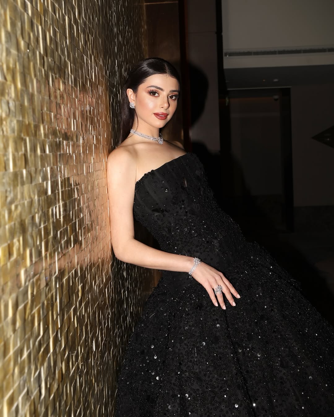 بإطلالة وستايل مختلف... ماريتا الحلاني تفاجئ جمهور فرقة "أدونيس" على المسرح