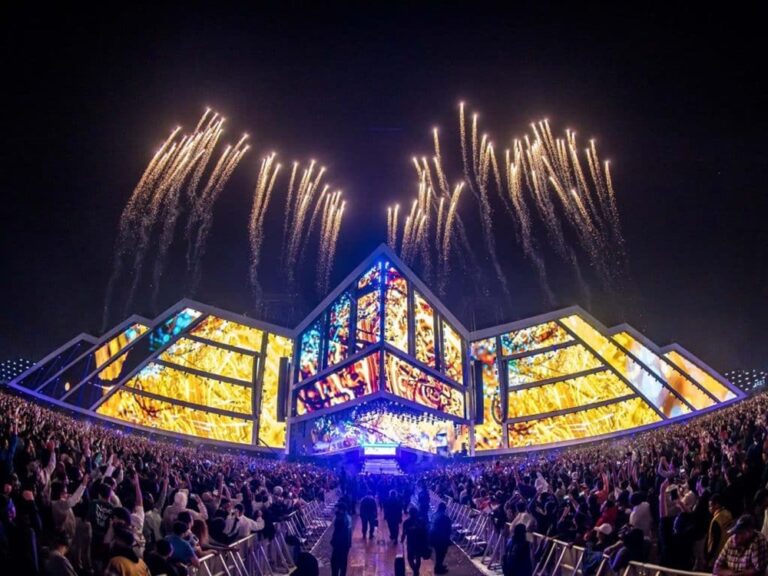 ستكونين على موعد مع "بلد سوشل" الذي سيعود إلى جدة التاريخية بتنظيم شركة ميدل بيست السعودية، بعد النجاح الكبير لنسخته الماضية. ستقام الفعالية أيام الخميس والجمعة من 15 أغسطس وحتى 31 أكتوبر 2025 من الساعة 10 مساءً حتى 3 صباحًا، لتمنح الجمهور ليالي موسيقية لا تُنسى تجمع بين التراث والإيقاعات العالمية. اقرئي ايضًا:أكثر اللغات تحدثاً في العالم وترتيب العربية بينها ستضم العروض مجموعة من أفضل منسقي الأغاني المحليين والعالميين، مع تنوع موسيقي بين الهاوس، التكنو، والموسيقى الإلكترونية. "بلد سوشل" ليس مجرد حفلات، بل لقاء موسيقي ثقافي يحتفي بروح جدة ويمنح عشاق الفن تجربة اجتماعية نابضة بالحياة. اقرئي ايضًاالعالم يودّع فرانك كابريو، القاضي الرحيم والمحبوب