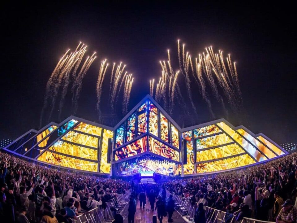 ستكونين على موعد مع "بلد سوشل" الذي سيعود إلى جدة التاريخية بتنظيم شركة ميدل بيست السعودية، بعد النجاح الكبير لنسخته الماضية. ستقام الفعالية أيام الخميس والجمعة من 15 أغسطس وحتى 31 أكتوبر 2025 من الساعة 10 مساءً حتى 3 صباحًا، لتمنح الجمهور ليالي موسيقية لا تُنسى تجمع بين التراث والإيقاعات العالمية. اقرئي ايضًا:أكثر اللغات تحدثاً في العالم وترتيب العربية بينها ستضم العروض مجموعة من أفضل منسقي الأغاني المحليين والعالميين، مع تنوع موسيقي بين الهاوس، التكنو، والموسيقى الإلكترونية. "بلد سوشل" ليس مجرد حفلات، بل لقاء موسيقي ثقافي يحتفي بروح جدة ويمنح عشاق الفن تجربة اجتماعية نابضة بالحياة. اقرئي ايضًاالعالم يودّع فرانك كابريو، القاضي الرحيم والمحبوب