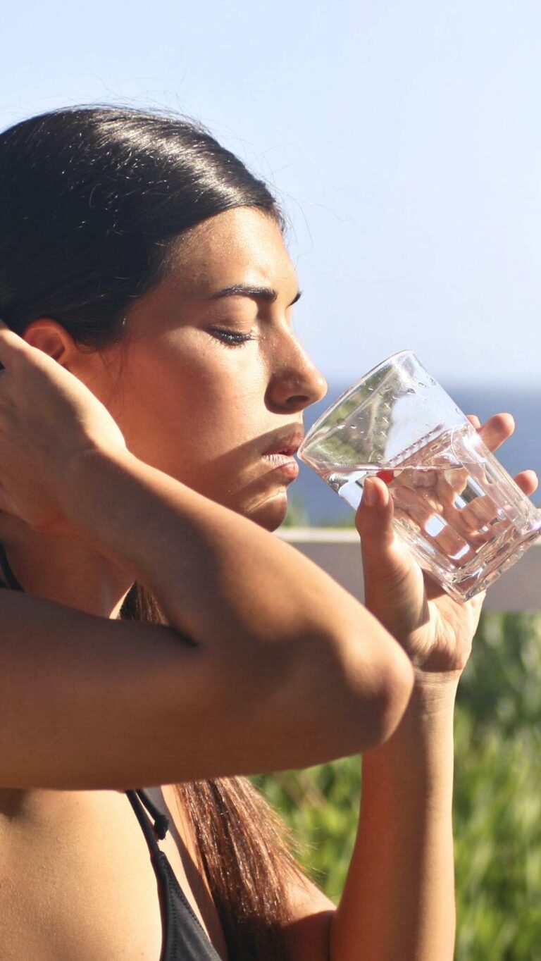 تجربتي مع شرب الماء الدافئ على الريق بالتفصيل... هل يستحق التجربة؟