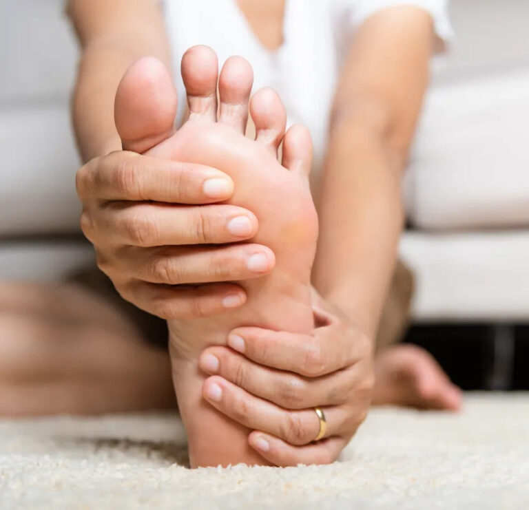 اسباب تعرق القدمين عند النساء وطرق التعامل معها!