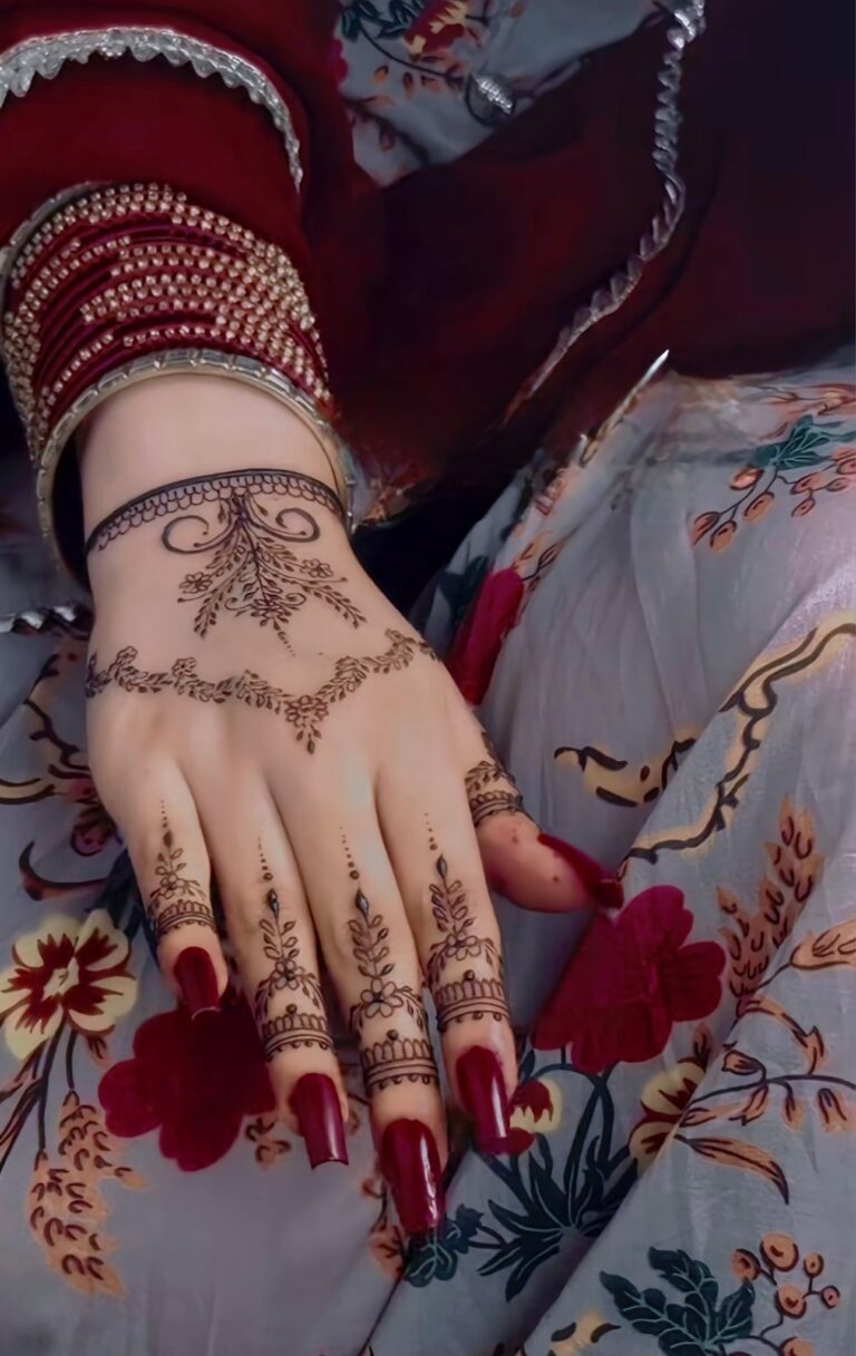 أجمل نقش حناء اليد: فن أنثوي متجذر في التاريخ والجمال