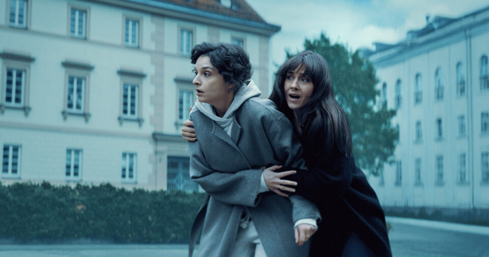 "Just One Look" على نتفلكس: غموض وتشويق بلا توقف