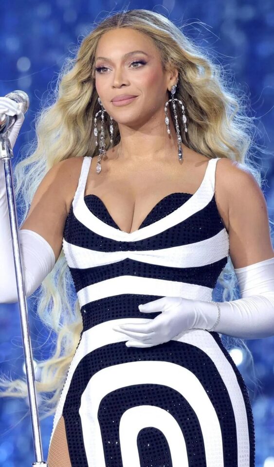 لن تصدقي من هنّ أشهر مشاهير جسم الساعة الرملية في العالم!