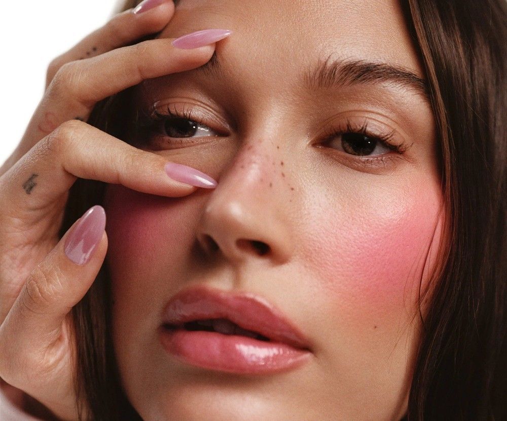 أفكار مناكير زهري تتنوّع بين الناعمة والأكثر جرأة