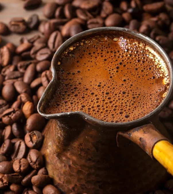 فوائد قشر القهوة للدورة ونصائح للتخفيف من الاعراض المزعجة!